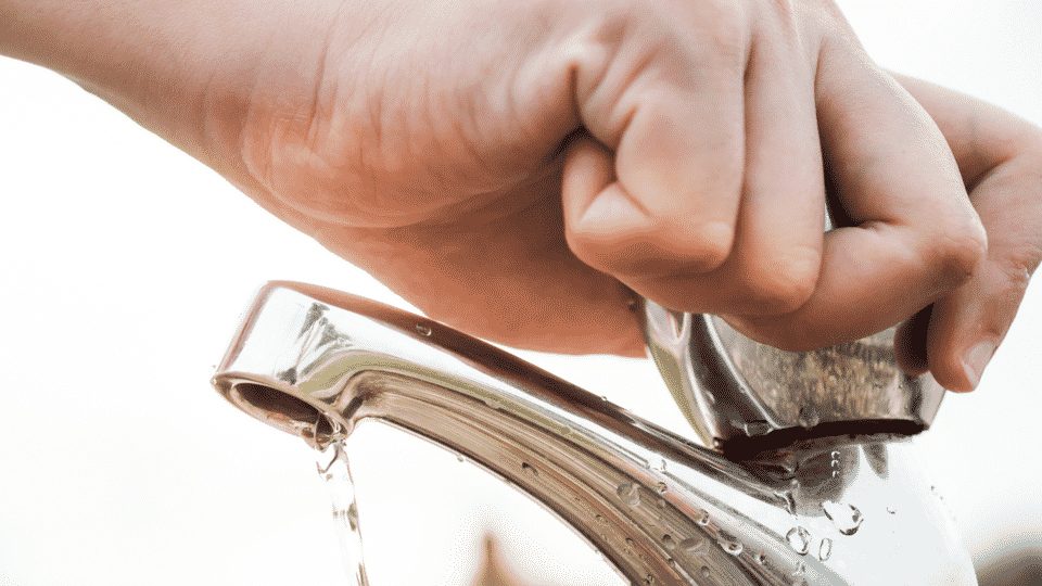 Como economizar água no dia a dia? Confira 20 dicas essenciais!