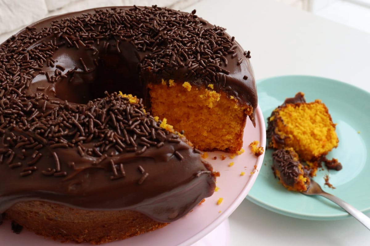 Aprenda a fazer o melhor bolo de cenoura fofinho com cobertura!