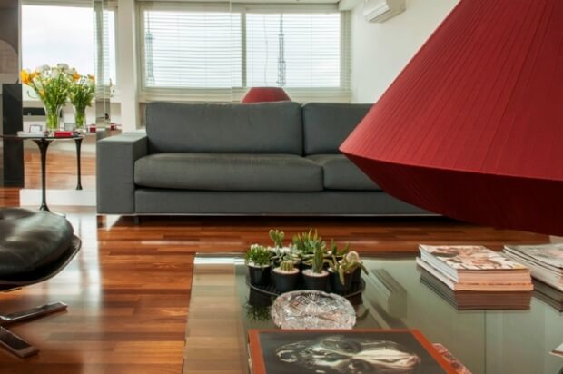 No estar, sofá Artefacto e mesa lateral Saarinen