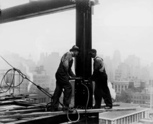 Homens trabalhando na construção do Empire State Building