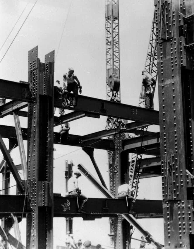 Pedreiros trabalhando sem segurança na construção do Empire State Building