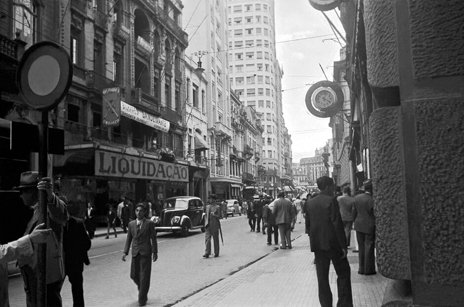 Rua 15 de Novembro e Largo da Sé ao fundo, São Paulo – década de 40.