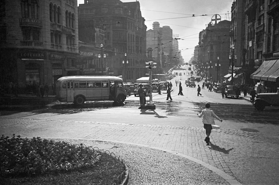 Avenida São João com a rua Líbero Badaró, São Paulo – década de 40.