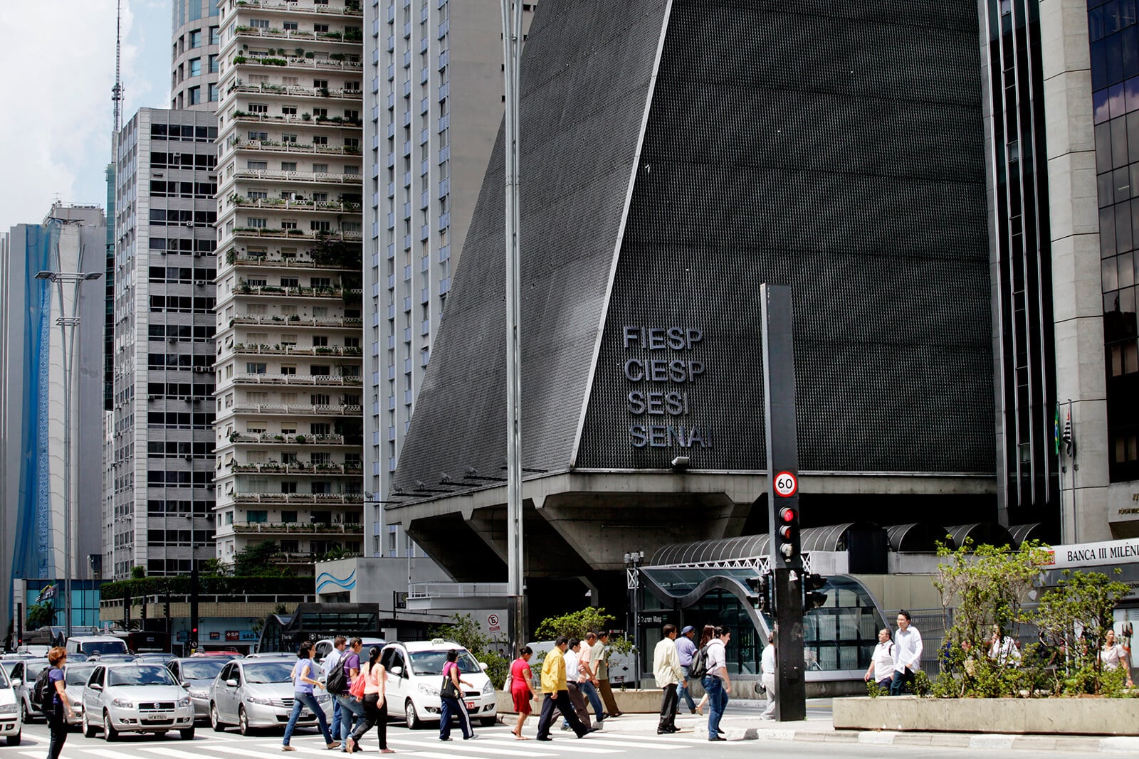 Fotografia do Prédio da Fiesp, visto da Avenida Paulista durante o dia.