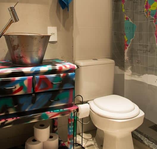 Banheiro do apartamento jovem do humorista Duda Garbi