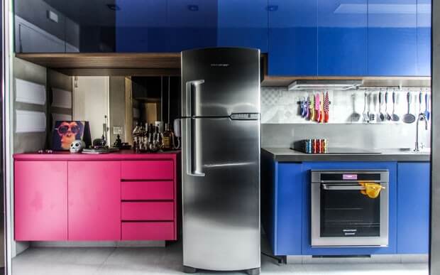 Na cozinha desse Studio no Brooklin, armários em rosa e variações de azul escondem objetos de uso diário
