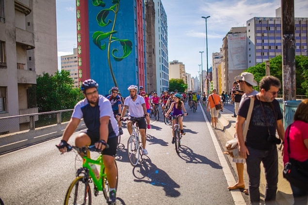 Pedestres e ciclistas utilizam o Minhocão aos finais de semana e feriados.