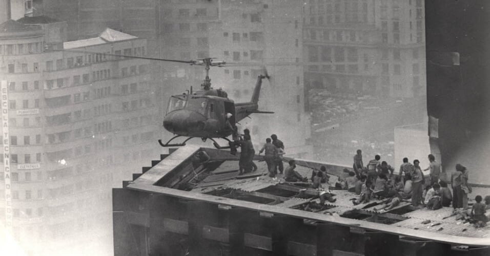 Helicóptero salvando pessoas no topo do Edifício Joelma.