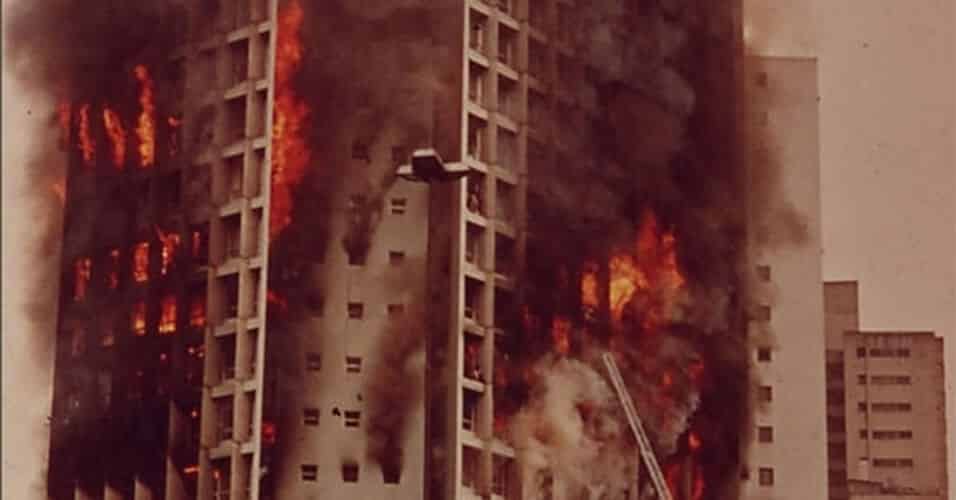 Muita fumaça e fogo consumiam o Edifício Joelma.