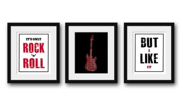 Quadro com lettering "It's only rock n' roll but I like it".