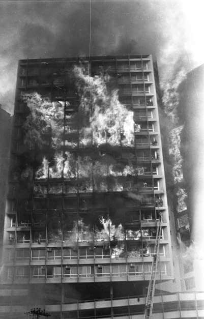 Edifício Joelma em chamas.