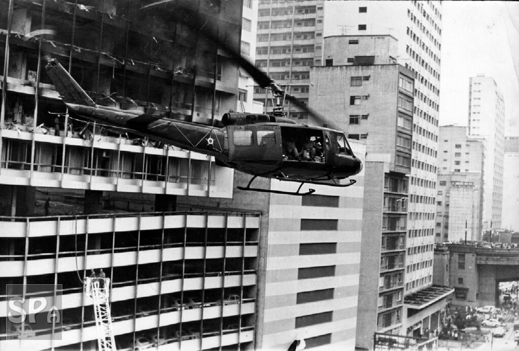 Com muita fumaça no local, era muito difícil utilizar os helicópteros com precisão.