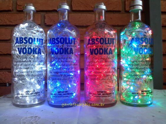 garrafas de Absolut com luzes