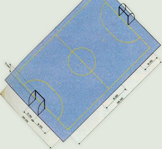 Quadra de futebol de salão, também conhecida como quadra de futsal. O tamanho da quadra de futsal facilita a prática, ainda que trate-se de um menor tamanho de uma quadra de futsal pequena.