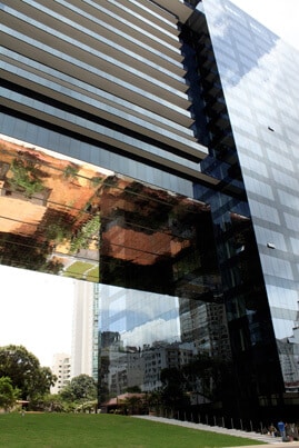 As tonalidades de vidro de destacam na fachada do Edifício Pátio Malzoni.