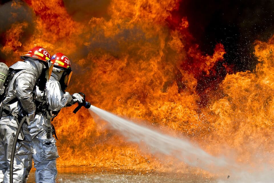 bombeiros apagando incêndio com água quente para roubar o calor do ambiente.