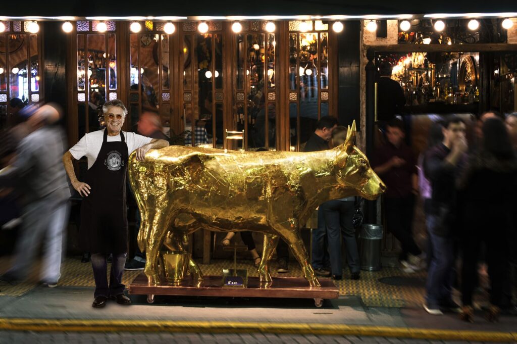 Walter Mancini com vaca dourada na rua Avanhandava.