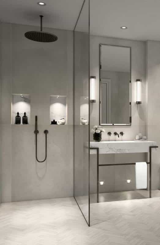 iluminação cruzada no espelho do banheiro.