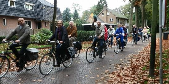 Idosos passeiam em suas bicicletas na Holanda