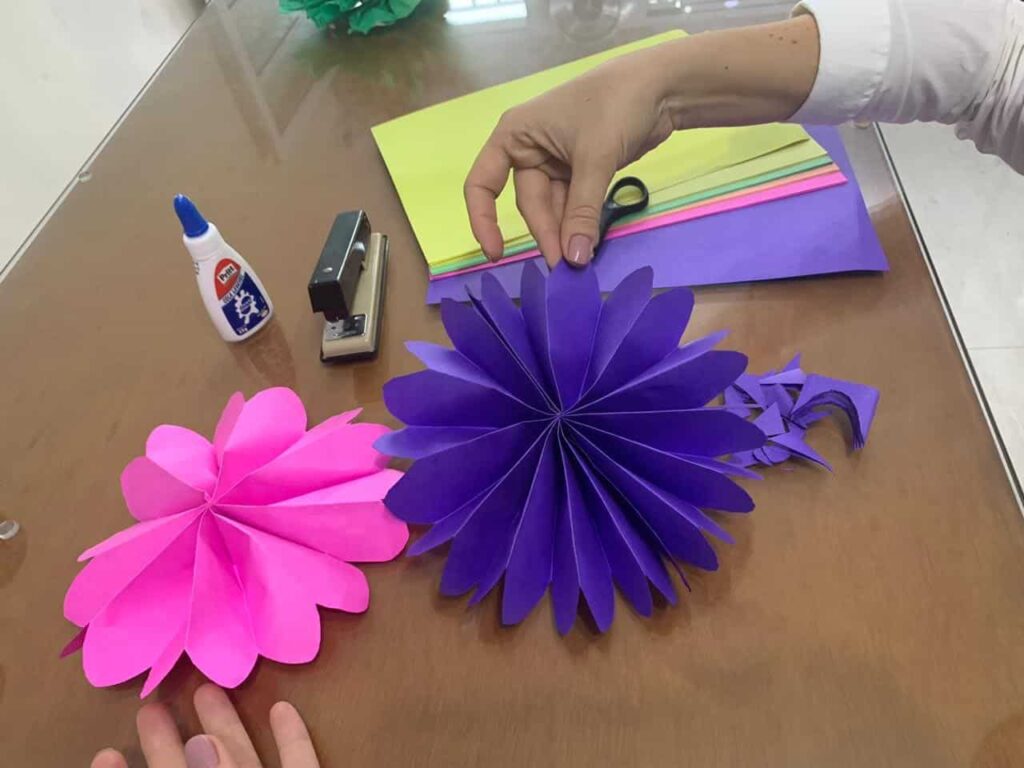 Tutorial flores de papel 11 - Dois modelos de flores de papel.