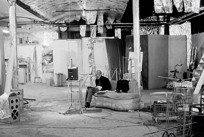 Andy Warhol sentado em seu loft em Nova Iorque