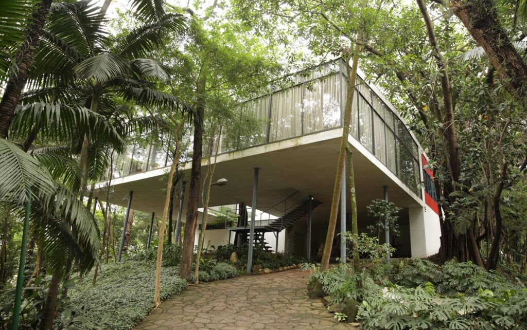 Casa de Vidro no Morumbi, um dos projetos mais reconhecidos de Lina Bo Bardi.