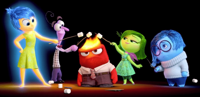 Alegria, Medo, Nojinho e Tristeza, personagens do filme Divertida Mente, cozinham marshmallows na cabeça do personagem Raiva, que de tão irritado, está soltando fogo.