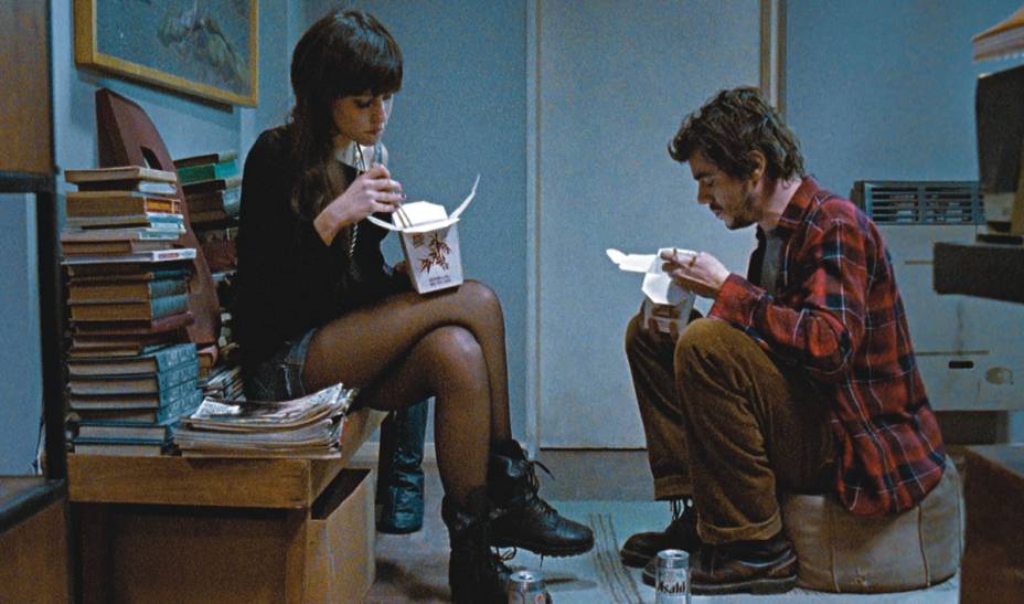 Durante esta cena do filme Medianeras: Buenos Aires da Era do Amor Virtual, Martin e Mariana estão sentados, enquanto comem comida chinesa.