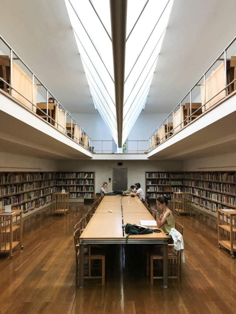 Vista interior da biblioteca da Faculdade de Arquitetura da Universidade do Porto. 