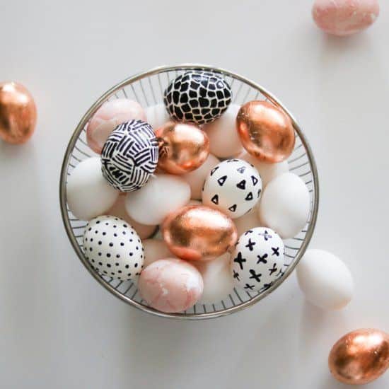 Ovos pintados com estampas geométricas e cores metálicas.