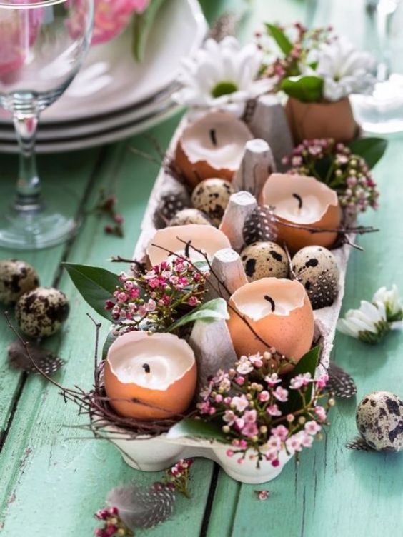 Decoração de Páscoa com velas feitas de cascas de ovos.