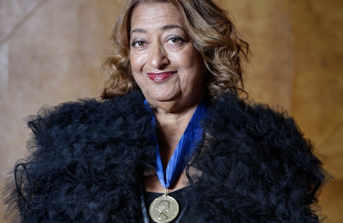 Zaha Hadid e sua medalha Royal Golden Medal 2016.