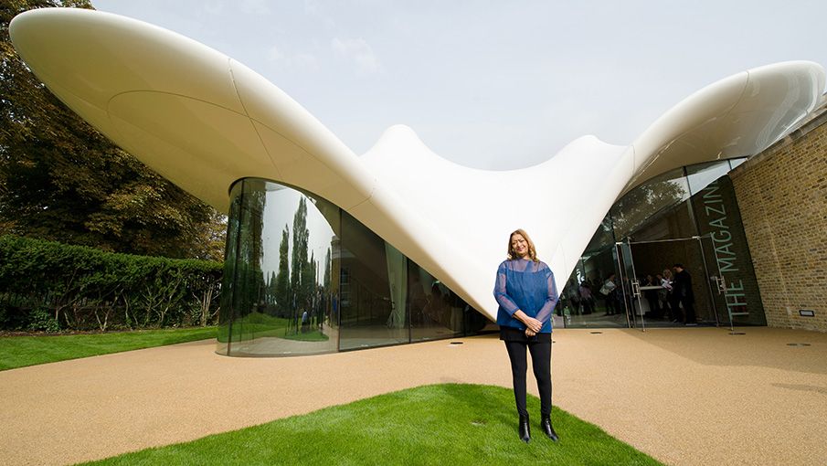 Zaha Hadid posa em frente a sua obra Serpentine Sackler Gallery.