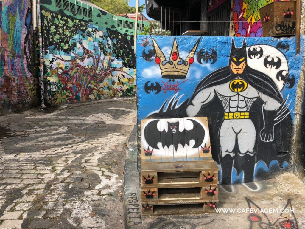 O Homem Morcego nas paredes do Beco do Batman.
