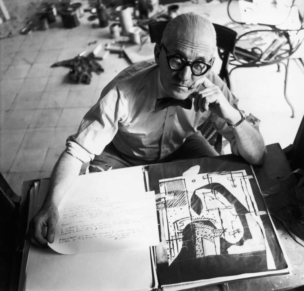 Le Corbusier no seu ateliê em Paris.