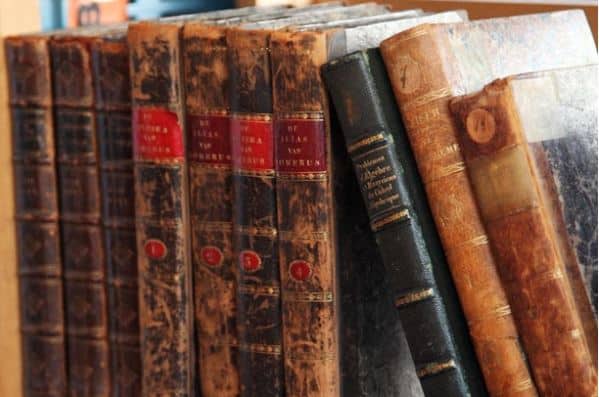 Livros antigos - Selecioná-los e escolher quais devem ser mantidos é uma das dicas da Marie Kondo.