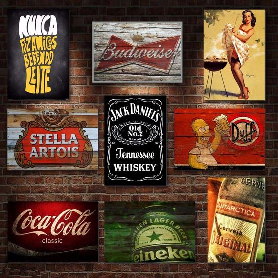 Placas decorativas escuras com imagens de bebidas e marcas.