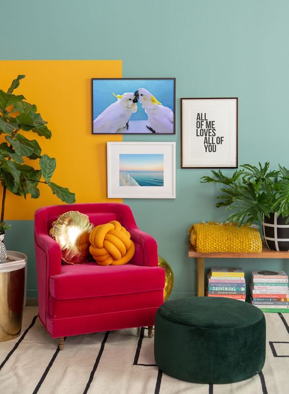 Sala de estar com parede colorida.