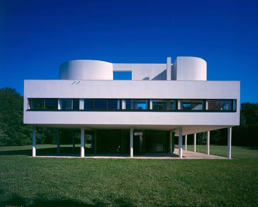 Vista exterior Villa Savoye, projetada por Le Corbusier.