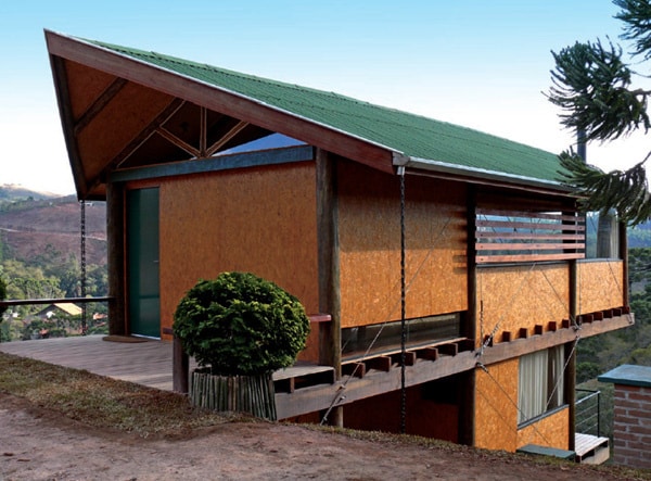 Casa com cobertura de telha de fibra vegetal.