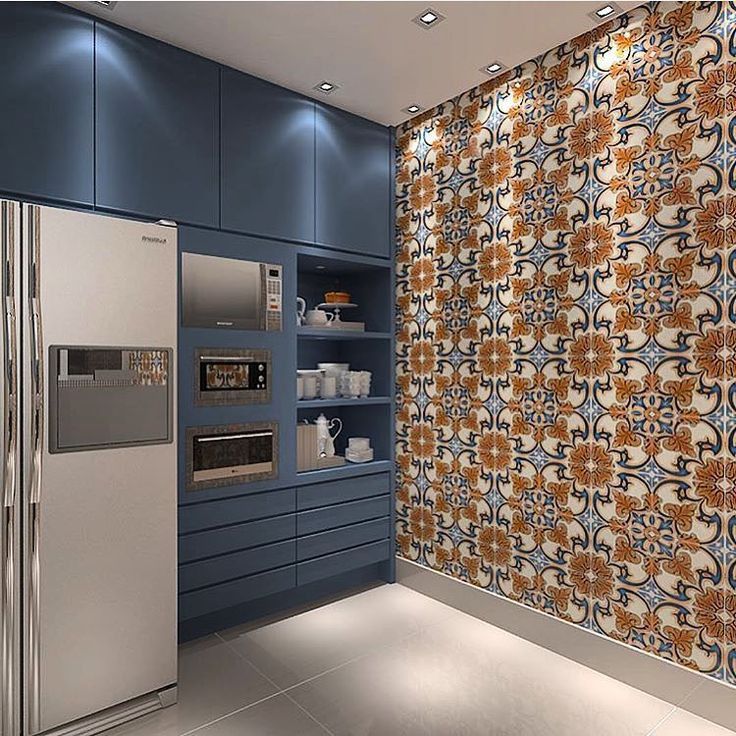 Papel de parede para cozinha em tons terrosos e detalhes em azul, combinando com outros elementos do ambiente.
