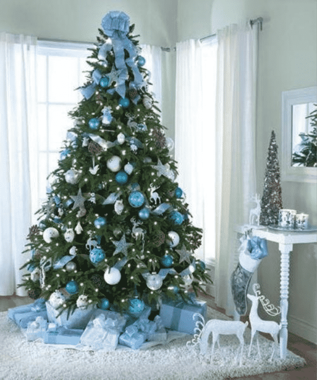 Decoração de árvore de Natal em tons de azul, com laços, bolas, estrelas e muito brilho.