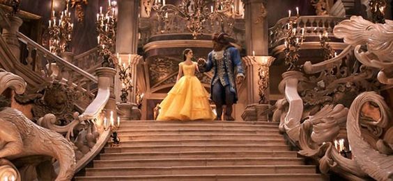 A Bela e a Fera descendo as escadas para a tão famosa cena da dança no live action. Disponível no catálogo do Disney+.
