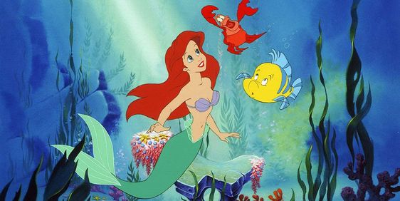 Pequena sereia com seus melhores amigos no fundo do mar. Um filme clássico que está disponível no Disney+.