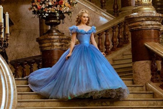 Cinderela em seu vestido azul, descendo as escadas ruma ao baile.