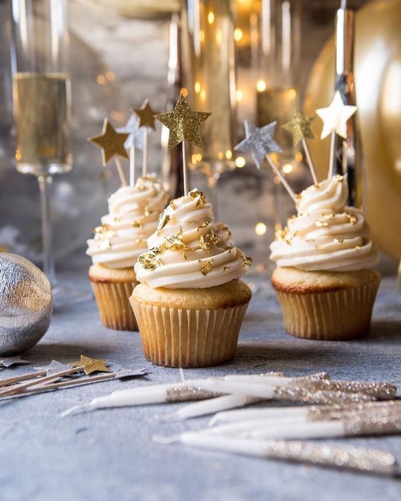 Cupcakes com decoração dourada e prata, uma sobremesa que ajuda a complementar a decoração.