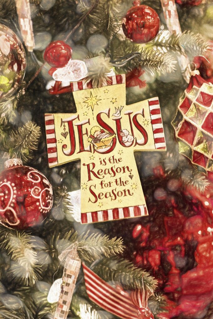 Enfeite de Natal em formato de cruz, com os dizeres
"Jesus is the reason for the season", que em português traduz-se como: “Jesus é a razão para a estação”. 
