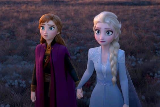 Anna e Elsa juntas em meio à aventura em Frozen II. Filmes da franquia se encontram disponíveis no Disney+.