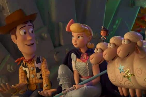 Woody, Betty e suas ovelhas, personagens da saga Toy Story, conversando em cena do novo curta-metragem exclusivo do Disney+.
