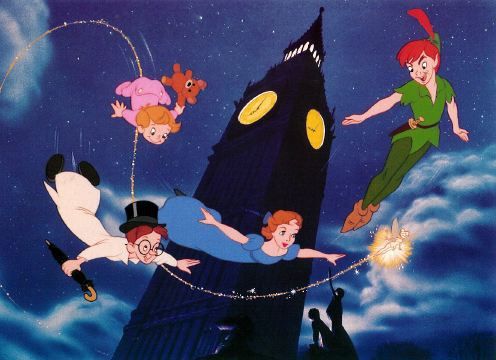 Peter Pan, Wendy e seus irmãos voando no céu de Londres em rumo à Terra do Nunca.